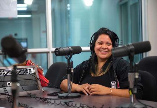 学生在音响亭微笑